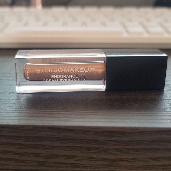 Studio Makeup Endurance Cream Eyeshadow in Gold 🪙 - Picture 4 of 4